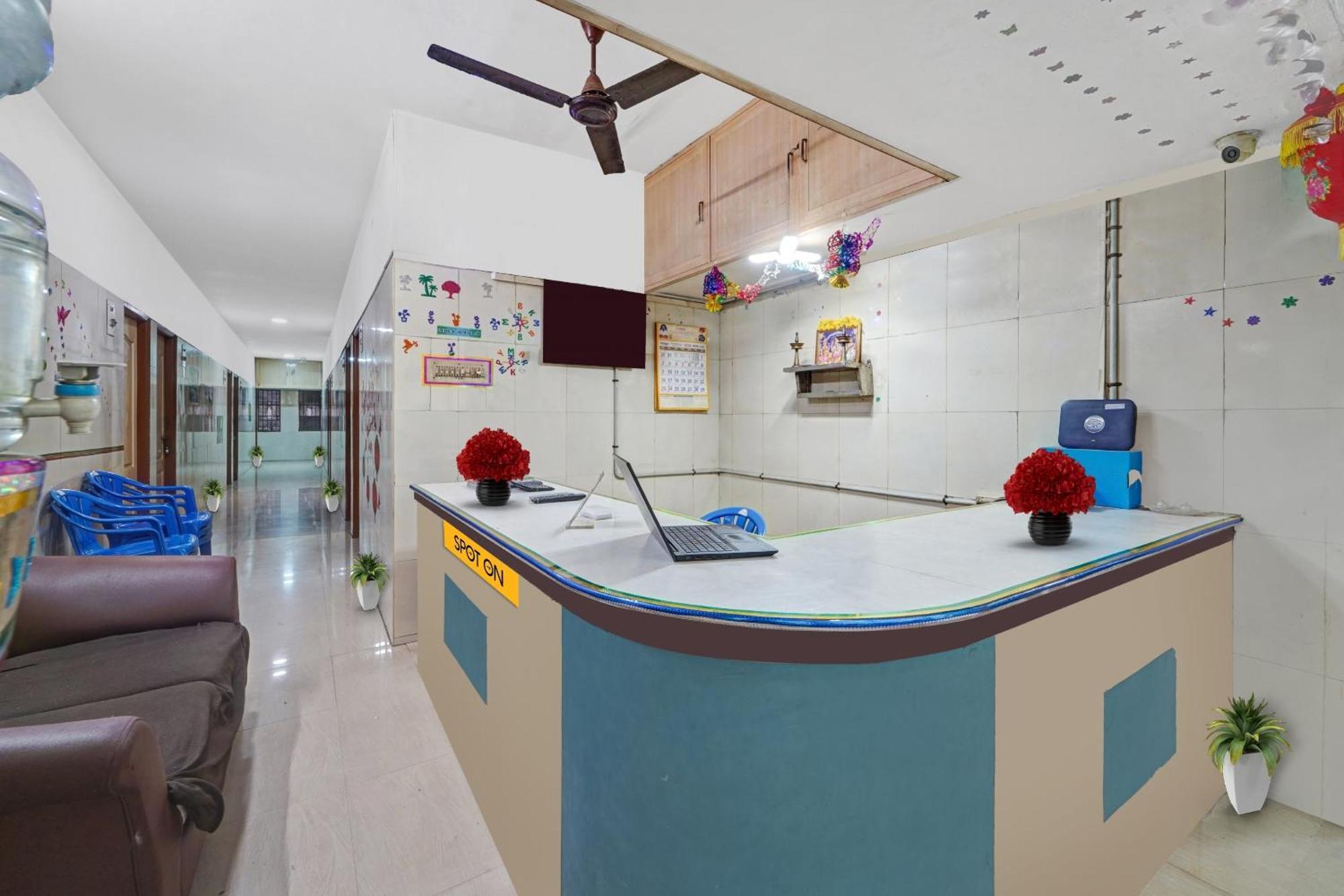 Spot On New Golden Star Guest House Near Thirumangalam Metro Station Chennai Extérieur photo